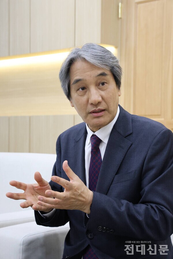 지난달 27일 이근배 신임 총장이 지난달 27일 과 