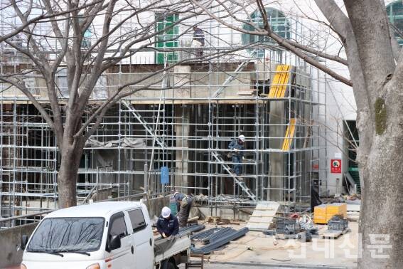 둔덕 체육관 앞에서 장애인용 승강기 설치 공사가 진행 중이다.