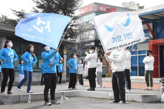 2021년 전북대 총학생회 선거에서 선거운동본부원들이 선거유세를하고 있다. 〈전북대신문〉 제공.
