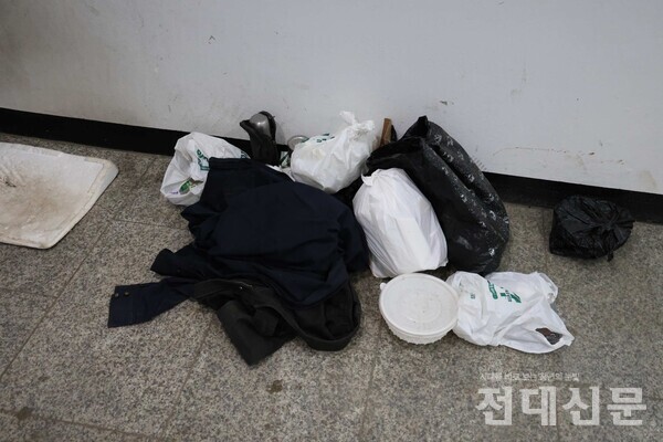 남광주시장 옆 주차장으로 20년째 노숙 생활을 해온 노숙인이 머문 자리다. 그는 현재 정신질환과 고령의 나이로 병원에 입원해있다.