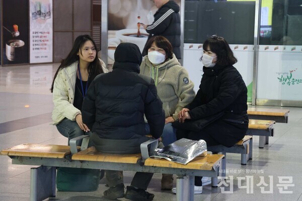 기자와 상담요원 2명이 유스퀘어 버스 대기 공간에서 노숙인 ㄱ씨와 이야기하고 있다. 그는 고향인 안산에서 지인으로부터 사기를 당해 약 8개월째 거리 노숙을 하고 있다.