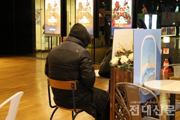 유스퀘어 2층에 위치한 CGV에 한 노숙인이 앉아 있다. 상담요원은 음식 키트를 나눠주며 대화를 시도하였으나, 그의 이야기를 듣기는 어려웠다.