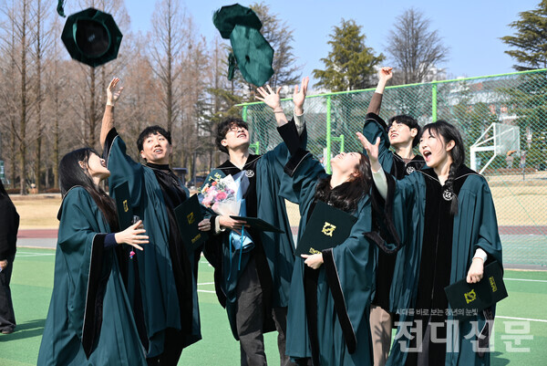 2024학년도 전기 학위수여식이 지난달 26일 열렸다. 졸업생들이 대운동장 잔디에서 학사모를 던지고 있다.