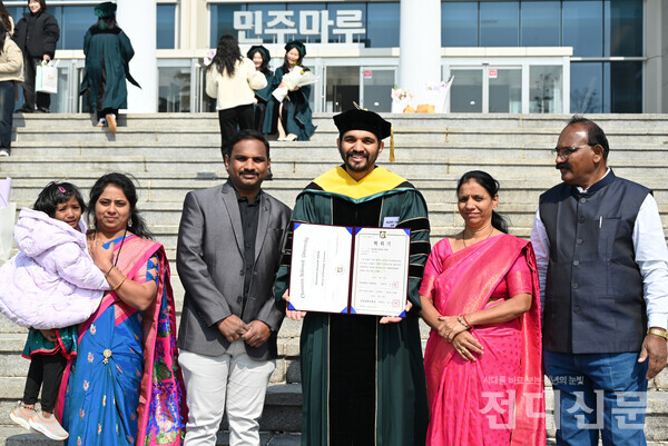 만다르 아쇼크(Mandar Ashok, 물리학과 석사수료)씨는 "공부를 끝내서 기분이 정말 좋다"고 말했다.