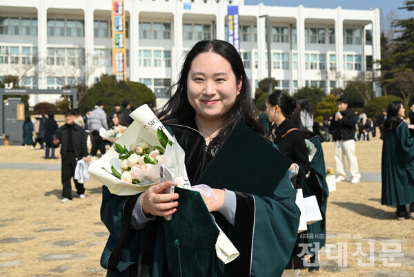 박혜민(고분자융합소재공학ㆍ21)씨는 "졸업 당일이 되니 정말 재밌다"며 "오랜만에 만나는 사람들이 많아서 즐겁다"고 말했다.