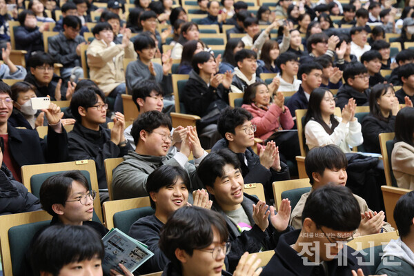 2025학년도 입학식이 지난달 28일 우리 대학 민주마루에서 열렸다. 신입생 박민준(인공지능ㆍ25)씨는 "아직 대학에 입학했다는 실감이 나지 않는다"며 "올 한 해 열심히 해보겠다"고 말했다. 