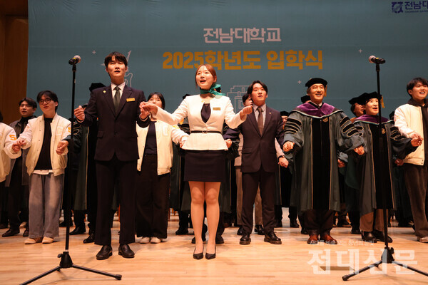 우리 대학 교수와 재학생들이 '아름다운 세상'을 부르며 신입생들을 환영하고 있다.