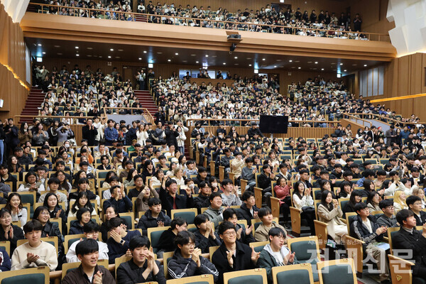 입학식 훈사를 듣고 있는 신입생들.