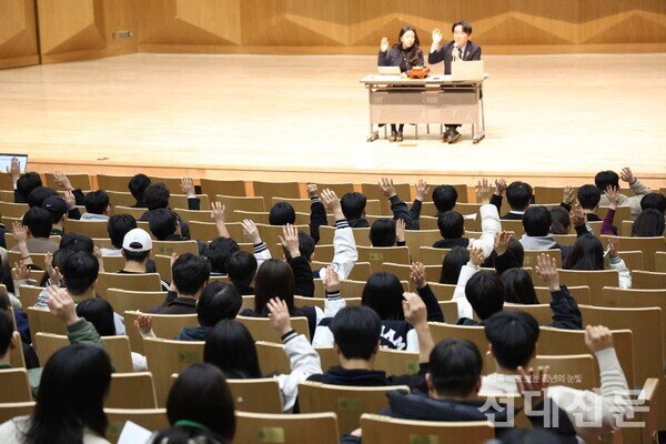 지난 17일 전학대회에서 학생대표자들이 거수투표를 진행하는 모습이다.