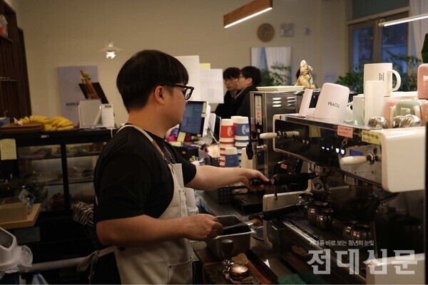 지난 18일 제1학생마루 1층 카페 지젤에서 한 학생이 아르바이트를 하고 있다.