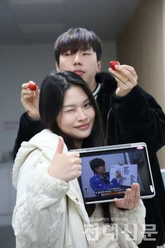 3월 18일 오전 12시, 도파민 디톡스가 끝나며 찍은 기념 사진이다. 태블릿 화면엔 가장 먼저 보기로 다짐했던 유튜버 '지새기'의 ‘엘리트 찐따의 인생 썰’ 영상이 틀어져 있다.