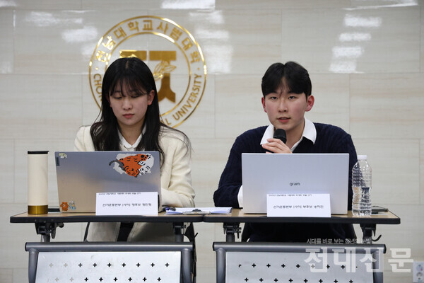 황민정(가정교육·23) 정후보(왼)와 송하진(윤리교육·23) 부후보