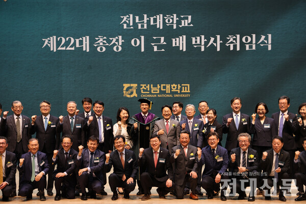 이 총장의 '다함께! 세계로! 미래로!'라는 슬로건은 축사, 단체사진 촬영 등 행사 곳곳에서 참석자들의 구호로 외쳐졌다.