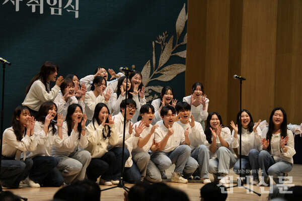 음악교육과 학생들이 합창을 하는 모습. 총학생회와 총동아리연합회를 비롯한 학생 대표들도 합창 무대를 선보였다. 