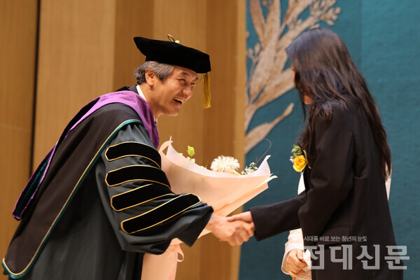 이 총장이 가족과 악수를 나누고 있다. 취임식에는 교직원과 지역 인사 등 300여명이 참석했다.