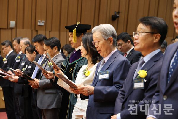 마지막 순서로 참석자들이 우리 대학 교가를 부르고 있는 모습. 취임식은 △국민의례 △내빈 소개 △약력 소개 △대학 열쇠 인계 △꽃다발 증정 △총장에게 바란다(영상) △취임사 △내빈 축사 △축하 공연 △교가 제창 △사진촬영 등의 순으로 진행됐다.