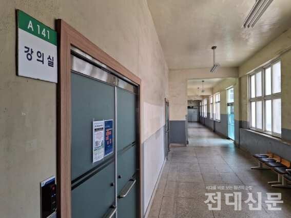 지난 11일 오전 학동캠퍼스에 위치한 의과대의 한 강의실 앞.