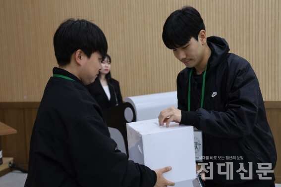 지난달 31일 임시 확운위에서 총학생회칙 개정위원회 설립 안건에 대한 투표를 진행하고 있다.