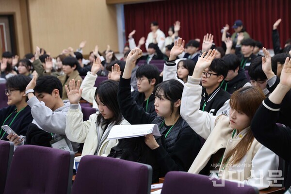 지난달 31일 임시 확운위에서 보궐선거 일정을 정하기 위해 거수투표를 하는 모습.
