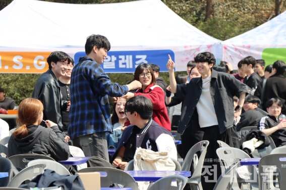 지난 2일 여수캠퍼스 2공학관 드림라운지 앞에서 진행된 ‘푸름제’에서 학생들이 초대 가수 레드민트의 공연을 즐기는 모습이다. 올해 처음 학교 행사에 참여한 신입생 ㄱ씨는 “동아리에 가입하고 싶어도 정보가 많이 없어 가입하기 힘들었는데 동아리 알림아리가 많은 도움이 되었다”며 “알림아리 뿐만 아니라 초대가수 공연도 즐기고, 학우들과 함께 추억을 나눌 수 있는 시간이어서 행복했다”는 소감을 전했다. 이번 푸름제에서는 학생자치기구 출범식을 비롯해 총 20개의 부스가 운영됐고, 음악 분과 동아리 공연과 여수 벚꽃노래자랑을 진행했다.