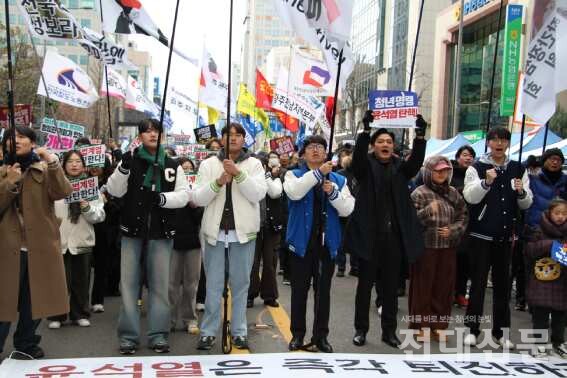 ‘5·18민주화운동 재현 가두행진’이 지난해 12월 14일 총학생회 주도로 이루어졌다. 이날 국회에서 윤석열 탄핵소추안이 가결되는 모습을 함께 지켜봤다.