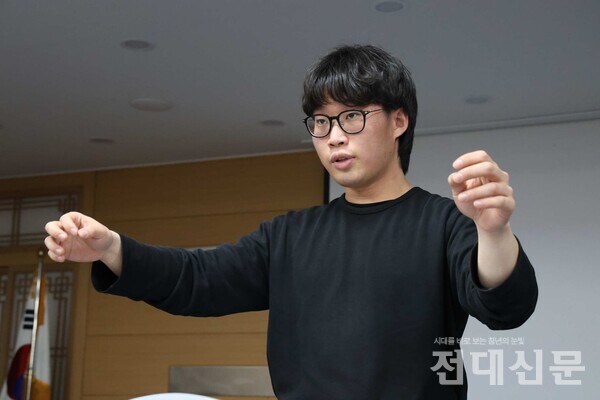 합창 지휘자인 박준표(음악교육·21) 음악교육과 회장이 지휘를 하고 있다.