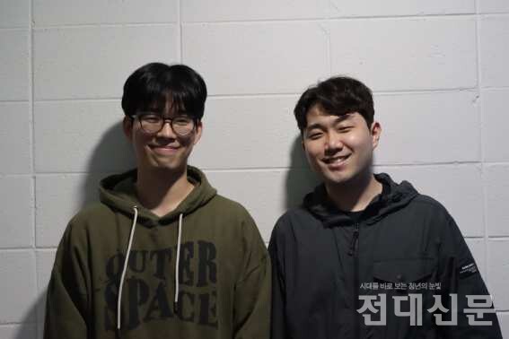 베이스 윤성준(음악교육·22)씨(왼)와 반주자 이준영(음악교육·22)씨.