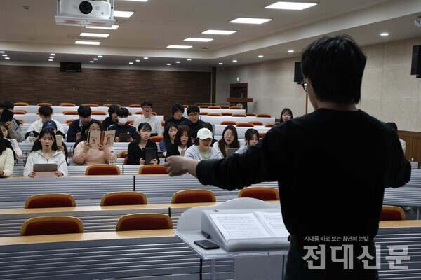 합창단이 지난 9일 교육융합관에서 세월호 추모 합창 연습을 하고 있다.