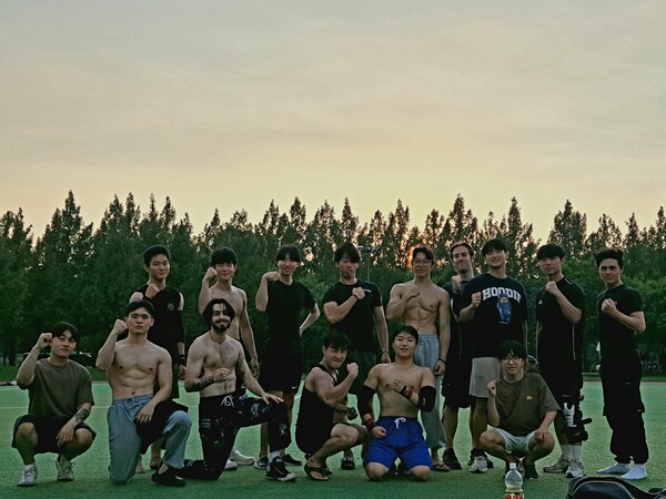 'Allez'라는 팀은 흔히 맨몸 운동이라 알려진 칼리스데닉스(Calisthenics) 운동을 하는 광주 전남 유일한 크루이다. 칼리스데닉스는 기구 없이 '본인의 체중'을 이용하는 운동으로 근력과 유연성, 지구력 등 다양한 신체 능력을 이용하므로 건강한 신체를 만드는 데 탁월한 운동이다. Allez는 중학생부터 직장인까지 다양한 연령층과 국적을 가진 유학생들이 있다. 정기 모임은 매주 금요일 오후 7시에 전남대에서 진행하고 있으며, 회비 없이 자율적으로 참여하고 있다. 사람들에게 운동 기술을 가르쳐주고, 보조 밴드와 푸시업바 등 다양한 장비도 제공하며, 칼리스데닉스의 매력을 알리는 것이 Allez를 운영하는 목적이다. 모임을 통해 다양한 연령대와 국적을 가진 사람들과 친구가 되며, 성장통부터 성취감을 나눈다는 것은 무엇과도 바꿀 수 없는 경험일 것이다.