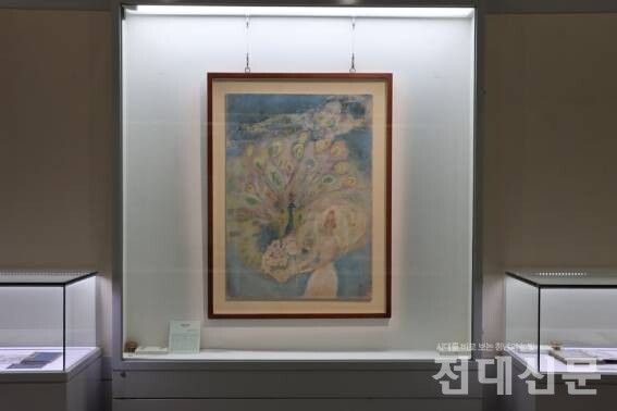 박물관 2층에 전시된 ‘공작과 여인’의 모습.