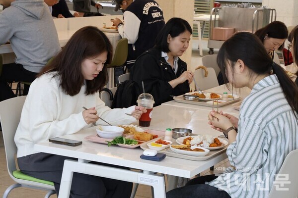 지난 9일 1생 학생식당에서 학식을 먹는 모습.