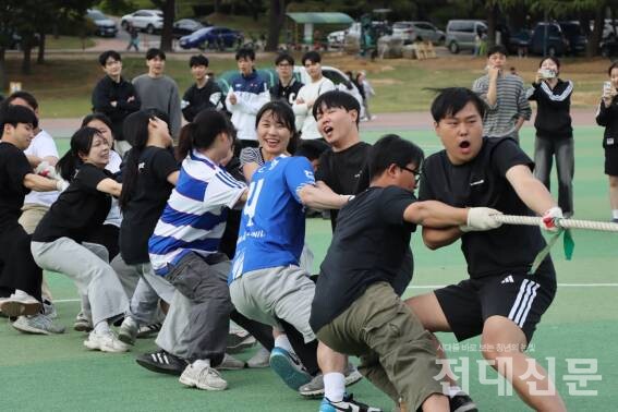 지난 8일 농생대 체육대회 '청맥제'에서 학생들이 힘을 모아 줄다리기에 열중하고 있다.