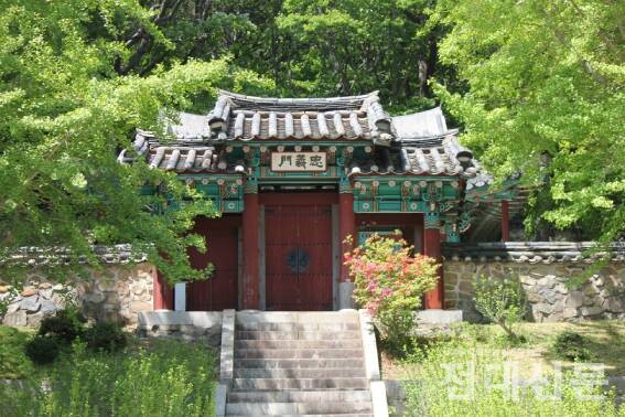 충민사의 외삼문인 숭모문의 전경.