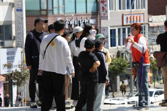 역사탐방 성터길 투어에 참여한 시민들의 모습.