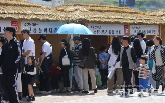 이순신 광장 옆 해양공원에서 열린 전통체험존.