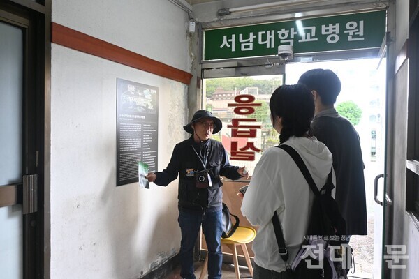 오월 안내 해설가가 시민들에게 해설하는 모습.