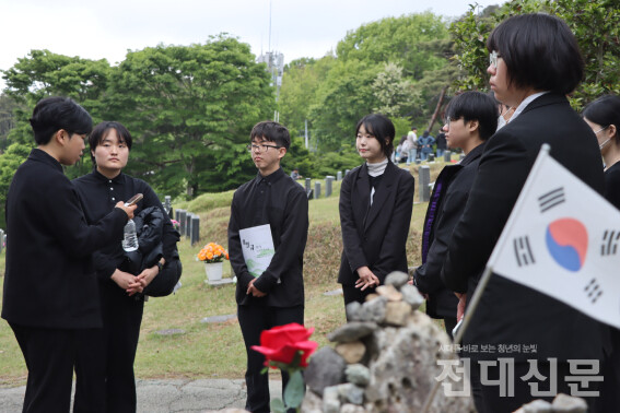 국립5ㆍ18민주묘지에 방문한 조선대 교지편집위원회가 지난 6일 위르겐 힌츠페터 기념비 앞에서 관련 설명을 듣고 있다.