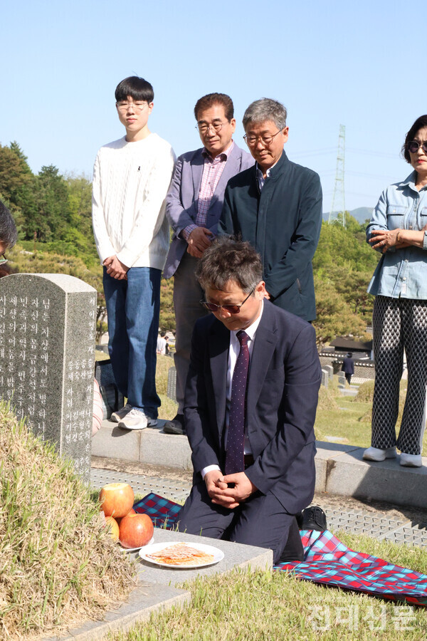 ​고 이방기 교수는 유신독재 시절 우리나라 민주화운동의 불씨를 만든 '우리의 교육지표' 사건의 주역이다. 이 교수는 1978년 유신 체제 교육정책을 비판하며 '우리의 교육지표' 선언문을 발표했다 해직됐다. 1980년 5월 당시에는 동료 교수들과 민주화대성회에 참여했다가 연행됐고, 5.18 이후 박관현 열사에게 명예졸업증서를 수여하는 등 민주화에 앞장섰다.