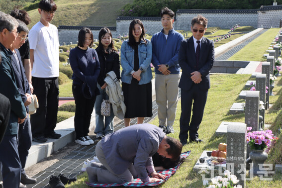 지난 4일 국립5ㆍ18민주묘지를 찾은 고 이방기 교수 가족들의 모습. 이 교수는 지난 2007년 별세한 후 국립5ㆍ18민주묘지에 안장됐다. 이 교수의 큰 며느리인 나옥희(65)씨는 "기일을 맞아 아내와 아들, 손자, 증손주까지 4대가 함께 찾아왔다"며 "민주화를 위해 평생 힘쓰신 분이다"고 말했다.