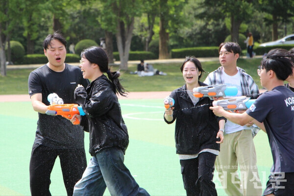 지난  7, 8일 치러진 농생대 체육대회 '청맥제'에서 학생들이 물총을 쏘며 더위를 식히는 모습. 