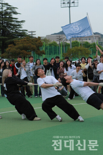 청맥제 줄다기리 결승전에 참여하고있는 학생들. 류수현(조경ㆍ25)씨는 “동기들과 선배들이 다 같이 어우러져 하나 됨을 느꼈다"며 “잊지 못할 추억이 됐다”고 전했다. 