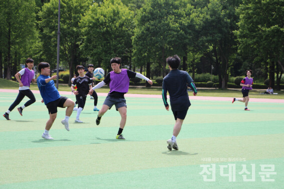 지난 7일 청맥제에서 학생들이 열정적으로 공을 차고 있다.