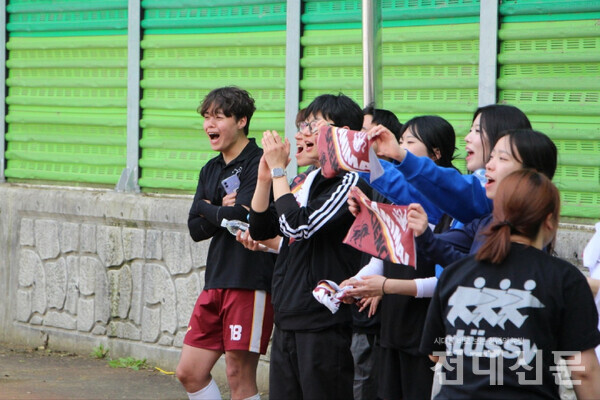 농생대 동물자원학부 학생들이 족구 경기를 보며 열띤 응원을 보내고 있다.