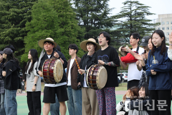 청맥제에서 응원 중인 학생들.