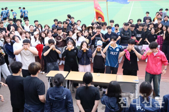 지난 15일 사회대 체육대회 '사학체전'에서 '맥주빨리마시기' 이벤트 행사를 하는 모습.
