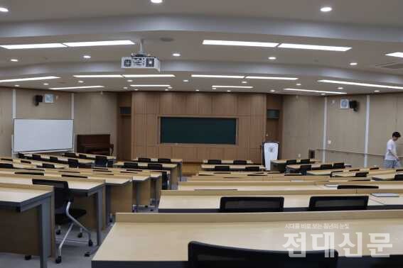 비어있는 우리 대학 학동캠퍼스 의과대 강의실.