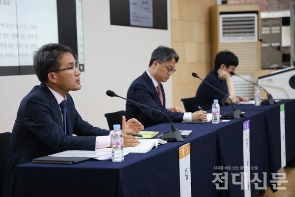 김희송 5·18연구소 교수가 '비상계엄의 재구성, 12·3과 5·18'을 주제로 발표하고 있다.