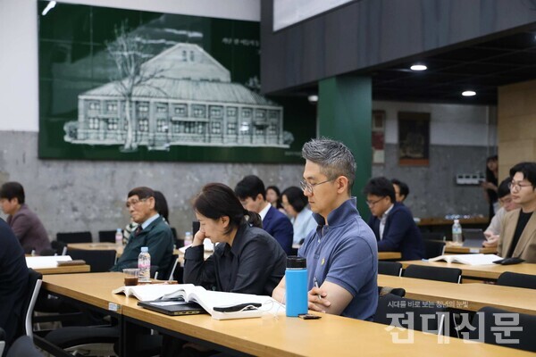 김남주홀에서 진행된 518연구자대회 2일차 진상규명 섹션을 듣고 있는 청중.