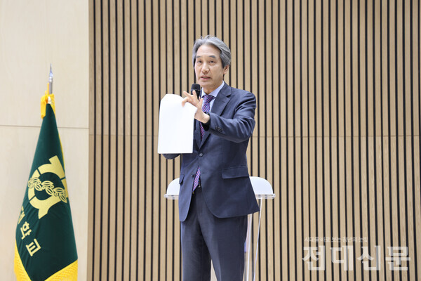 공청회에서 이근배 총장이 발언하고 있다.