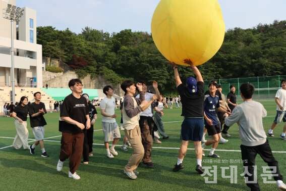 전기및반도체공학 학생들이 ‘굴려굴려’ 결승에 참여한 모습.
